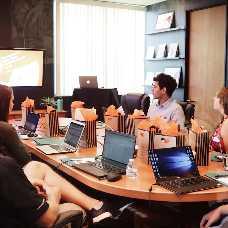 Equipo Pharos Strategies trabajando en estrategia